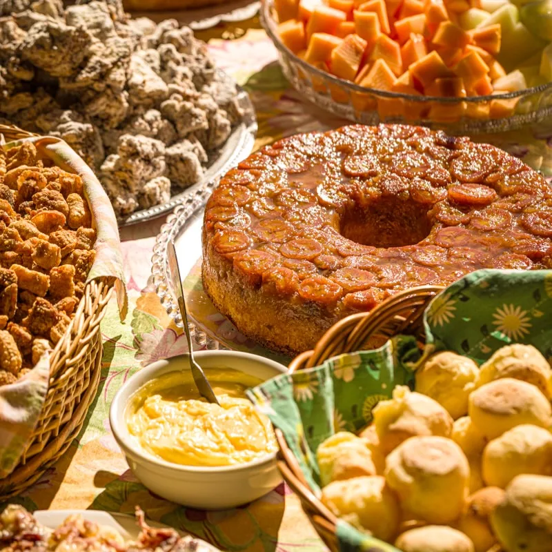 Mesa do Café Rural do Recanto Salto Boa Vista, com bolos, quitandas e produtos coloniais